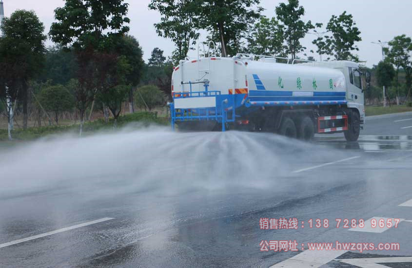 东风特商18吨洒水车后洒实拍图片.jpg