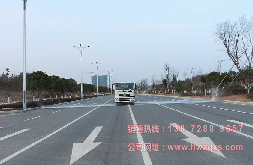 东风天龙20吨洒水车前冲图片.jpg