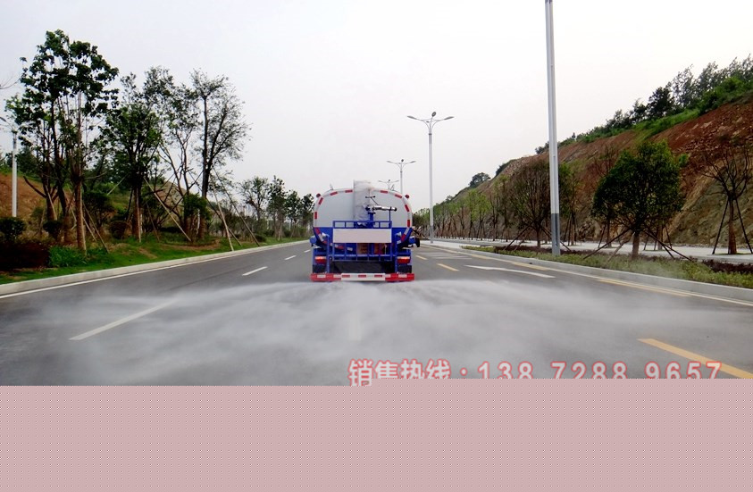 东风多利卡5吨洒水车后洒图片.jpg