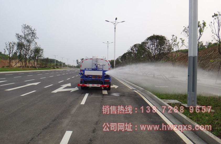 福田欧马可5吨洒水车侧喷图片.jpg