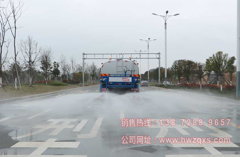 东风专底12吨洒水车后洒图片.jpg
