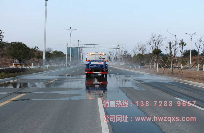 东风创普15吨洒水车侧喷图片.jpg