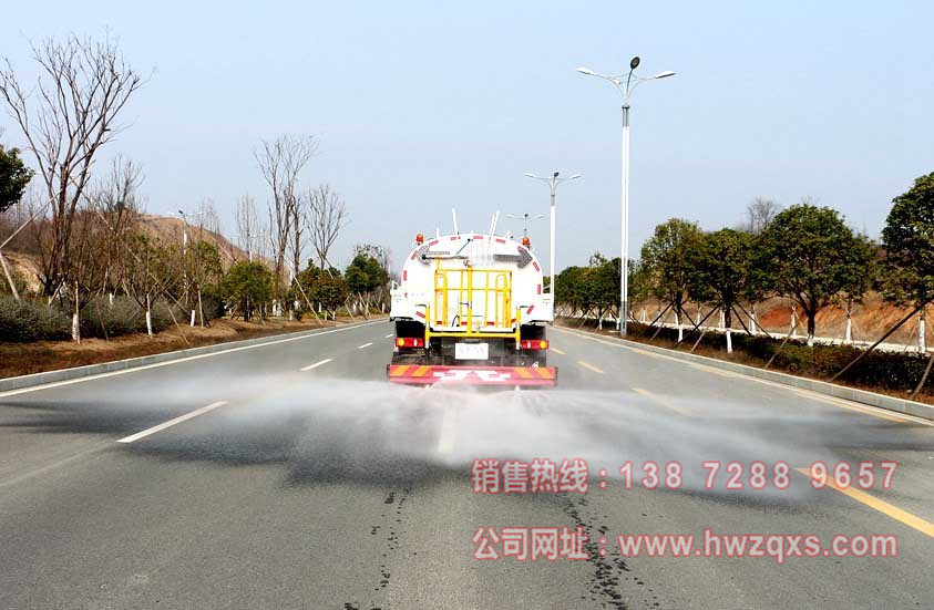 解放12吨洒水车后洒图片.jpg