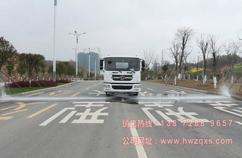 东风御虎11.5吨洒水车前冲图片.jpg