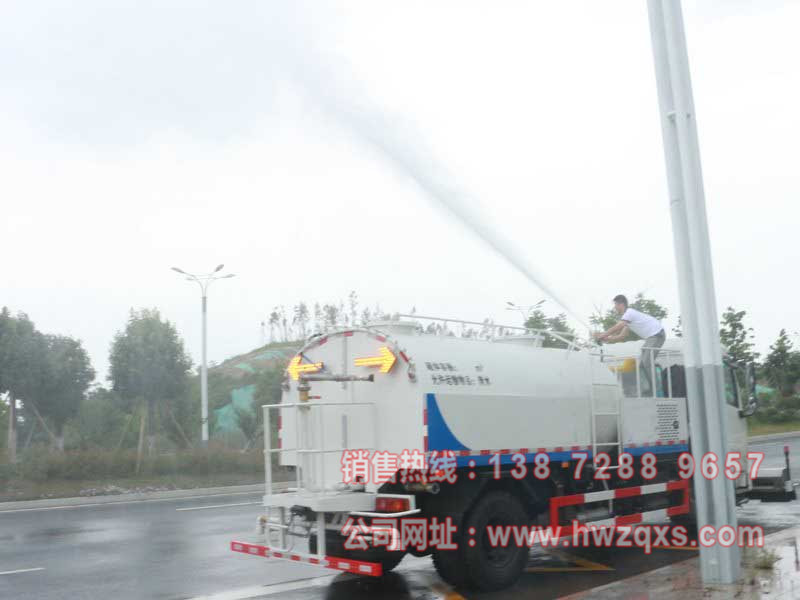 天锦路面高压清洗车高压喷枪工作实拍（可用于清洗厂房、户外玻璃幕墙等）