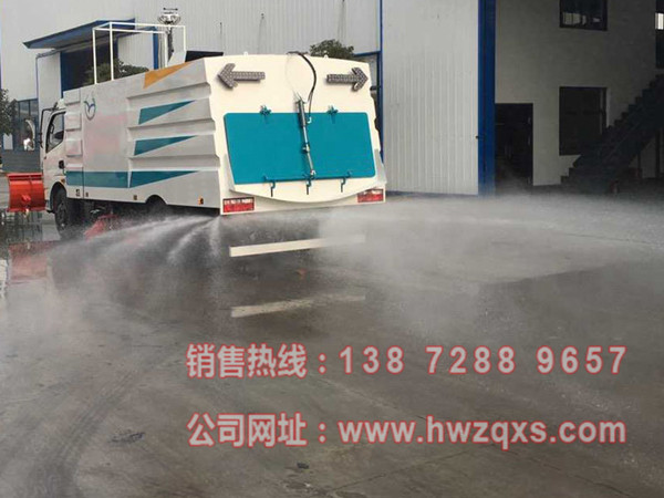 东风5吨扫路车加装后喷雾工作实拍
