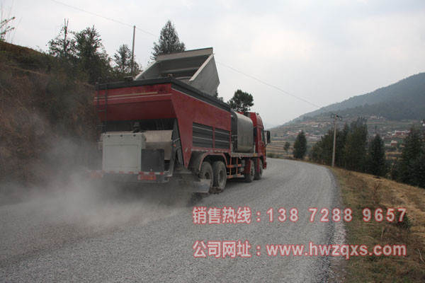 前四后八同步碎石封层车工作实拍图片一.jpg